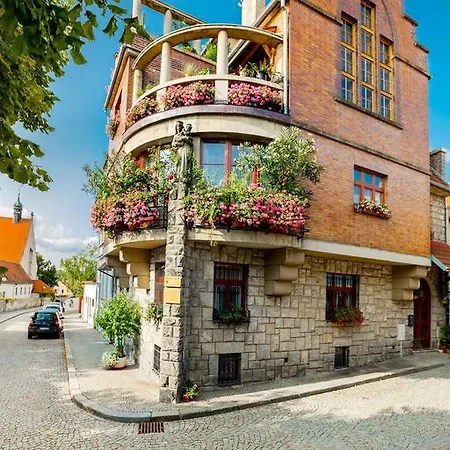 Pštrossova - U Klášterní Zahrady 3*